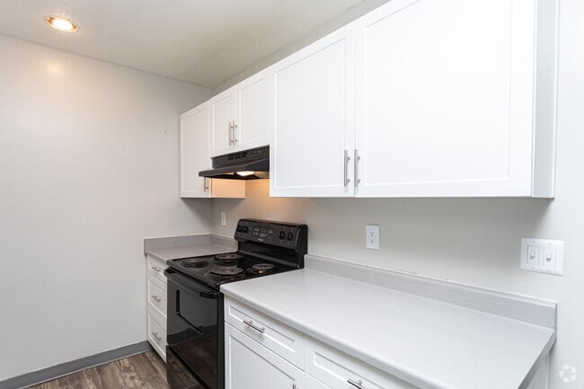 2BR, 2BA - 877SF - Kitchen - Mountain Shadows