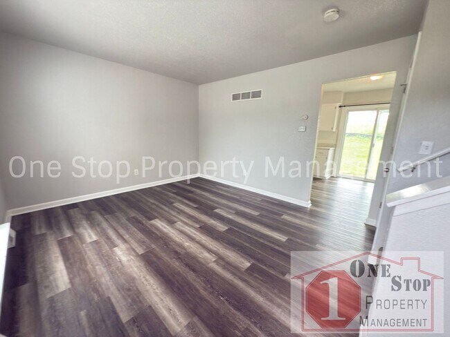 Foto del edificio - 3 bedroom, 1 bathroom duplex in Independen...