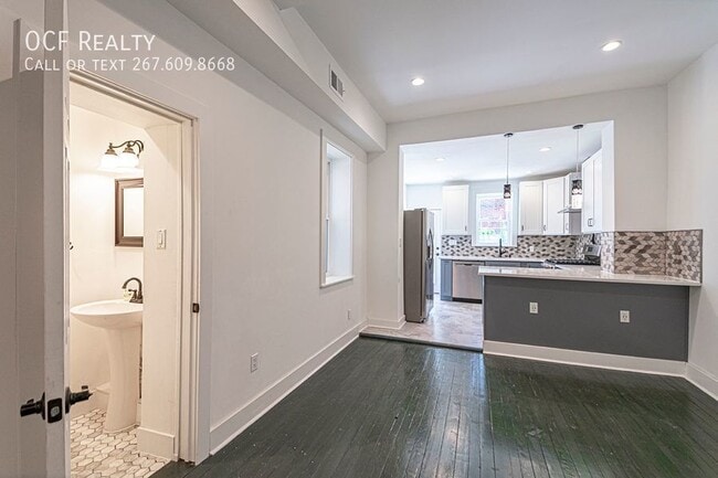 Building Photo - Point Breeze Townhome