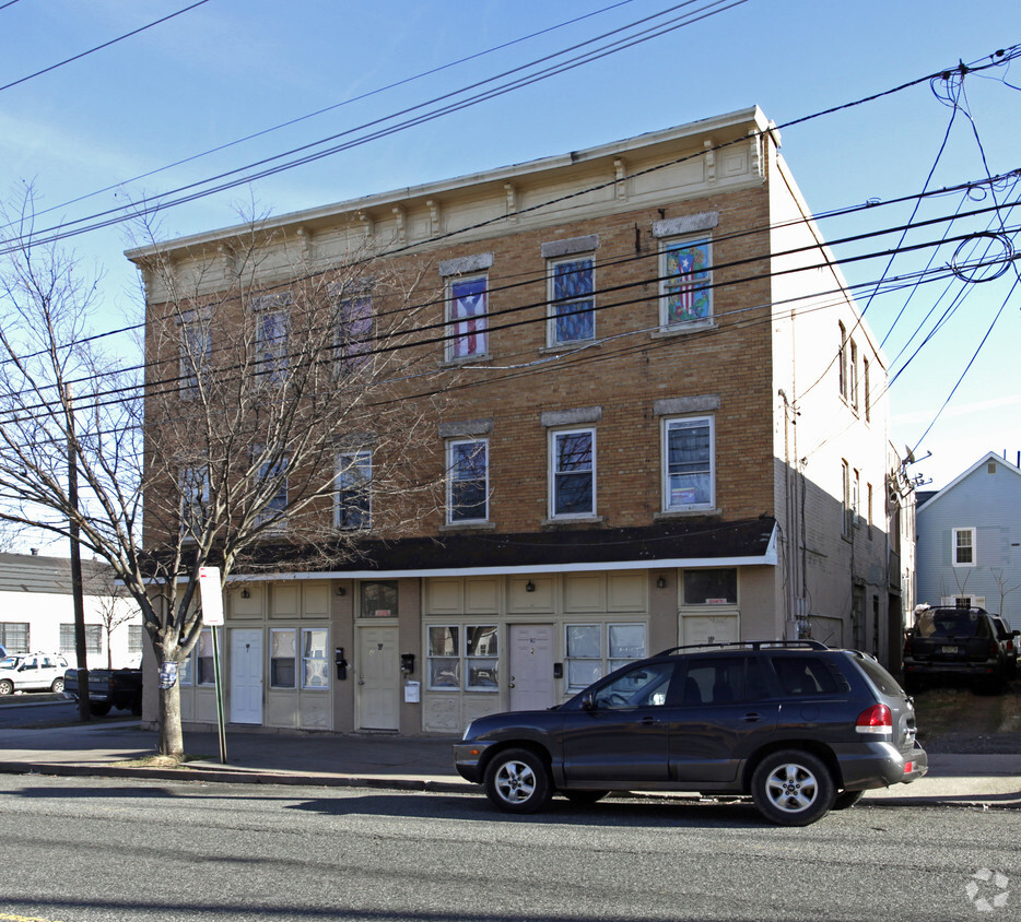 Foto del edificio - 182 Remsen Ave