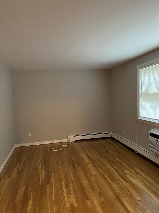 Master Bedroom - 301 Rich Ave