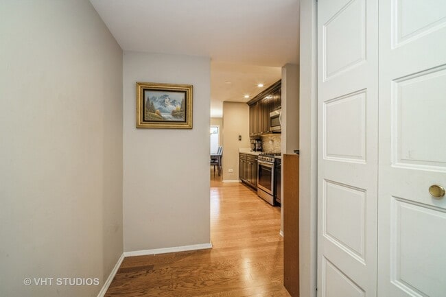 Building Photo - 2050 Valencia Dr