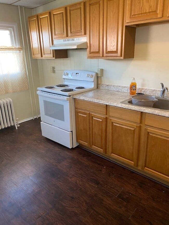 Building Photo - 3-BEDROOM 1.5-BATH ROWHOME AVAILABLE