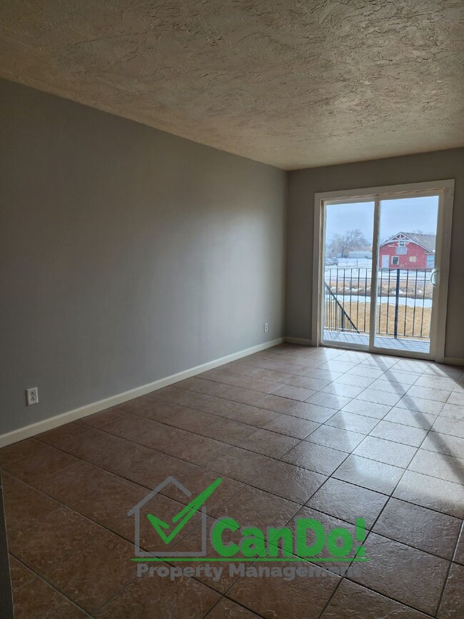 Building Photo - Now Available! 2 bedroom, 1 bathroom apart...