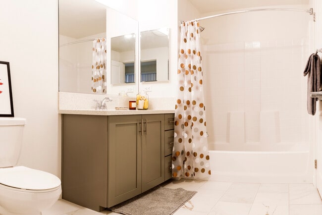 Bathroom - 1025 S Berendo St