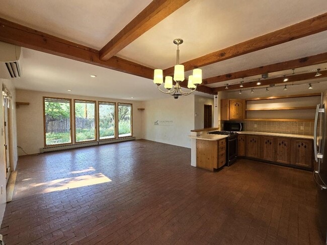 Building Photo - 133 Valley Dr