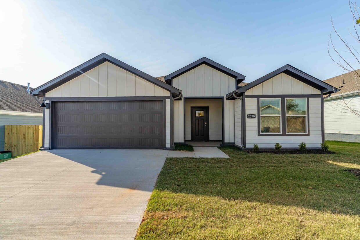 Foto principal - BRAND NEW 3-bedroom 2 bath Home in Fayette...