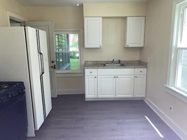 Building Photo - Updated Three Bedroom House in West Louisv...