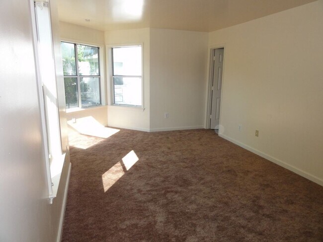 Foto del edificio - 3BD 2.5BA Townhouse