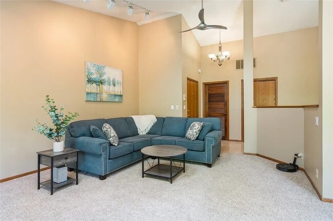 Building Photo - 3720 Timberline Dr NE