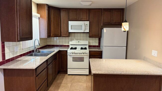 Foto del edificio - 596 S Mentor Ave