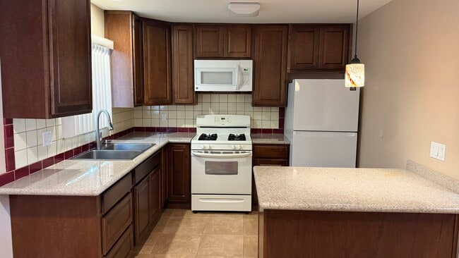 Building Photo - 596 S Mentor Ave