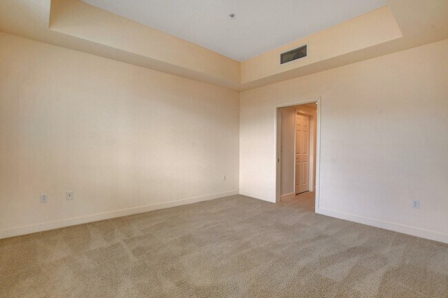 Foto del edificio - Beautiful top floor condo!