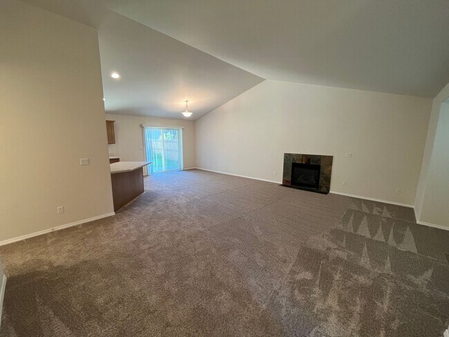 Building Photo - 3 Bed/2 Bath Single Family Home in SE Bend...