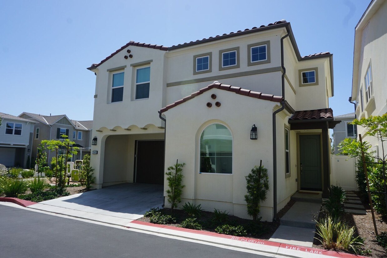 Foto principal - Stunning 4 Bedroom 3 Bath Plus Loft Home i...