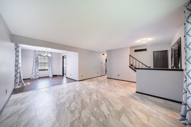 Building Photo - 617 N Willow Dr
