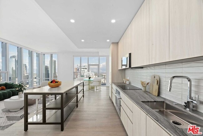 Foto del edificio - 230 W Olympic Blvd