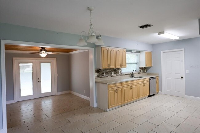 Building Photo - 686 Manor Dr W