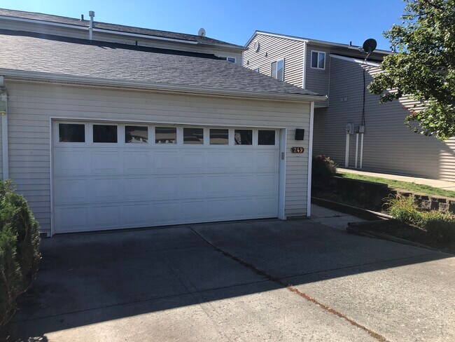 Building Photo - 249 NW Clay Ct