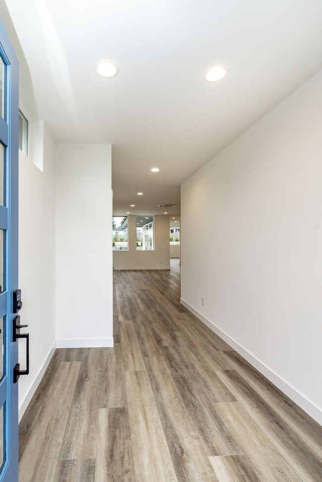 Building Photo - Edgewood Stunner
