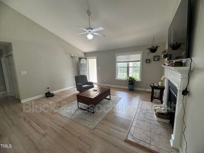 Foto del edificio - 122 Alberbury Commons Ct