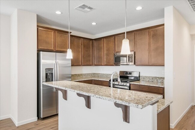 Foto del edificio - The Tahoe - Luxury 3 Bedroom, 2.5 Bath Townhome with Full 2 Car Garage