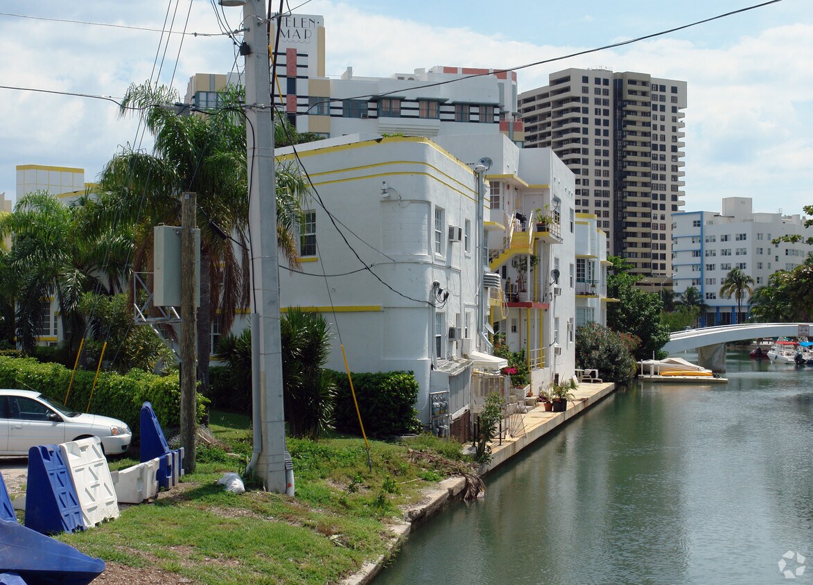Building Photo - 2383 Flamingo Dr