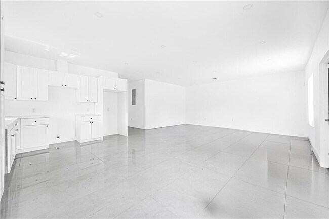 Foto del edificio - 7990 NW 8th Ave