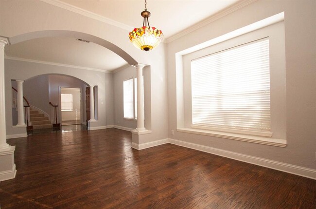 Building Photo - 2022 Midhurst Dr