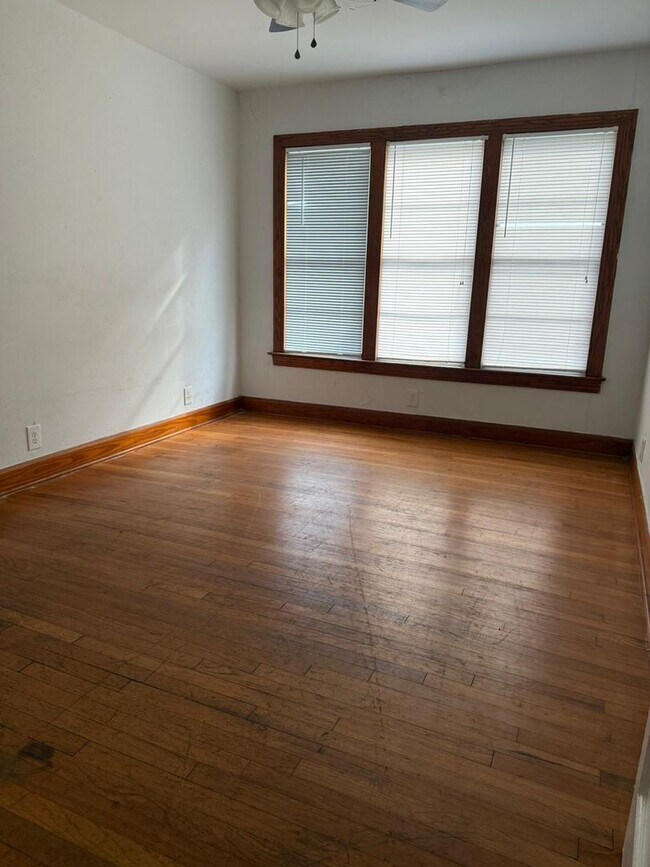 Foto del edificio - 3330 12th St