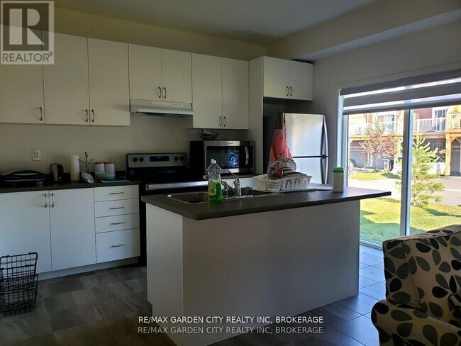 Building Photo - 8 Hills Thistle Dr
