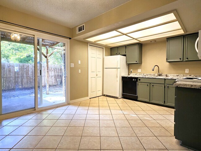 Building Photo - Charming 2 story Townhome in the heart of ...
