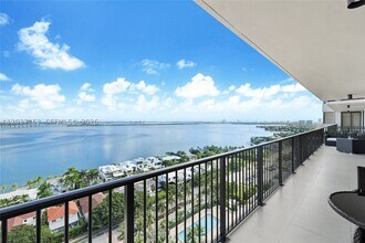 Building Photo - 1000 N Venetian Dr