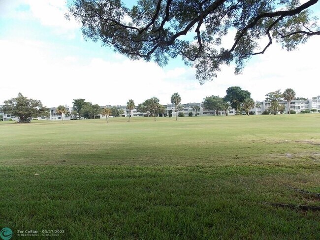 Foto del edificio - 1050 Country Club Dr