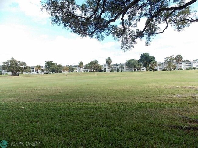 Building Photo - 1050 Country Club Dr