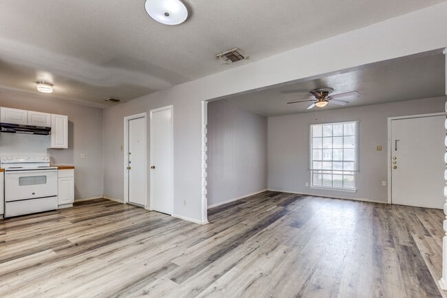 Building Photo - 3 bed 3.5 bath located in Westwood Park Subdivision