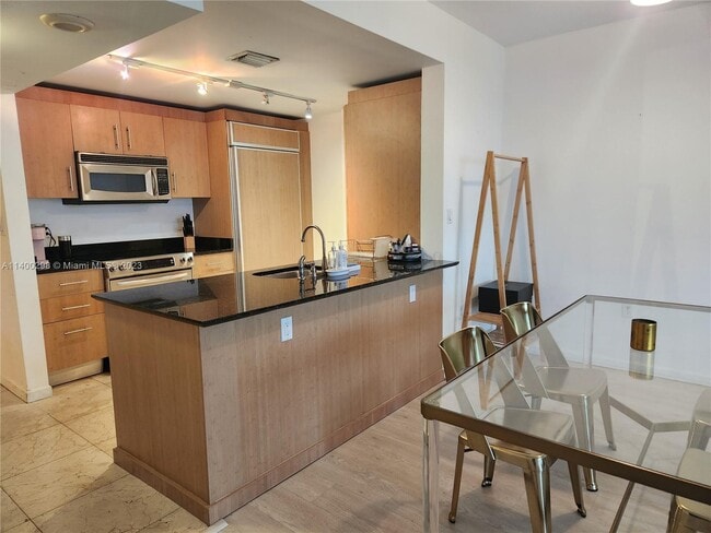 Building Photo - 10275 Collins Ave
