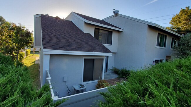 Building Photo - 10 Autumn Hill Ln