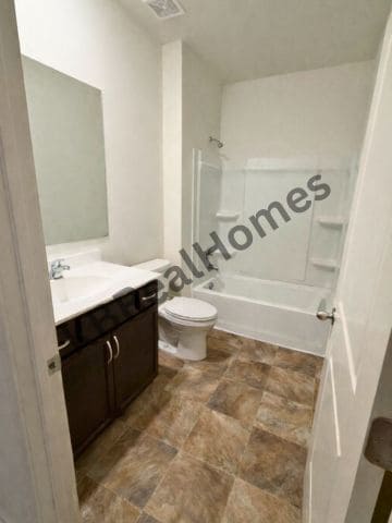 Building Photo - 450 Lilly Dr