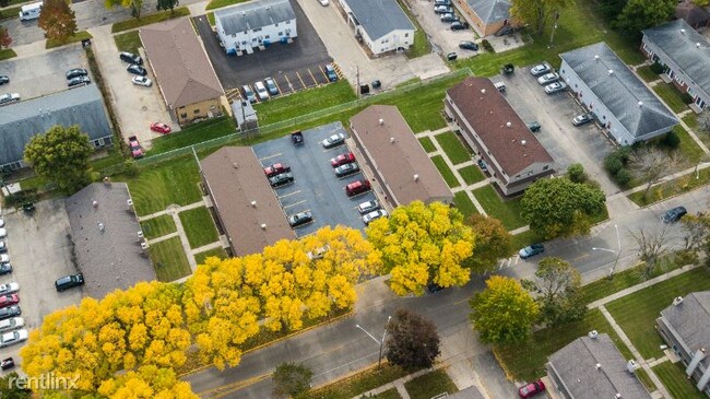 Building Photo - 929 W Hillcrest Dr