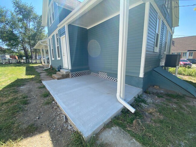 Building Photo - Fully Remodeled House! 4Bed 2Bath