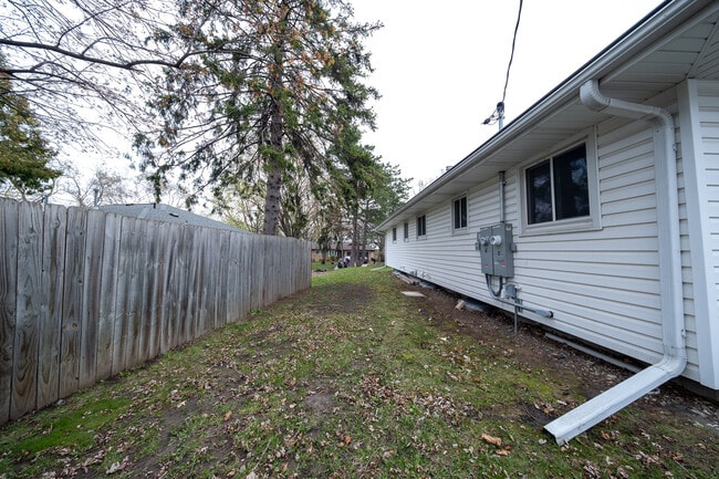 Building Photo - 5425 Quebec Ave N