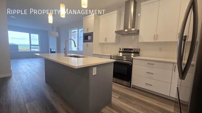 Photo du bâtiment - Modern 3 Beds, 3 Baths Duplex | No Pets Al...