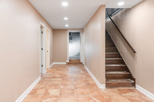 Building Photo - 7558 S Hamilton Ave