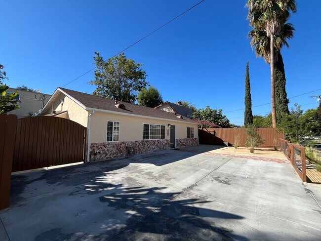 Building Photo - Remodeled Valley Village home w/3+1 + offi...