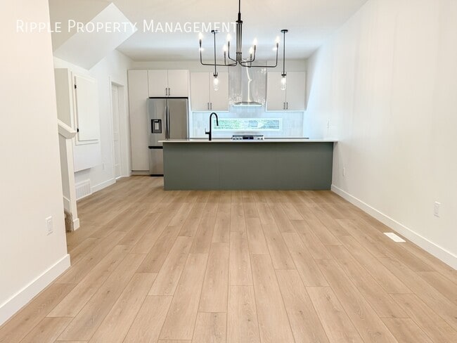 Building Photo - Modern 2 Beds, 2.5 Baths Main Floor/ Upper...