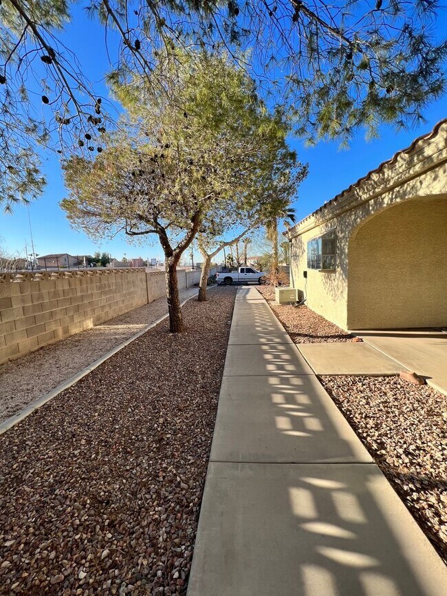 Building Photo - Cute 2 Bedroom Upstairs Condo - Henderson