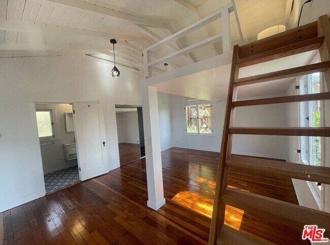 Foto del edificio - 2449 Riverside Pl