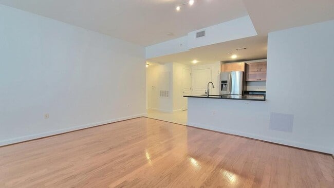 Foto del edificio - 2451 Midtown Ave