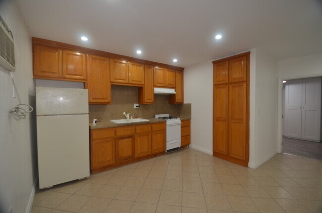 Foto del edificio - 19201 Strathern St